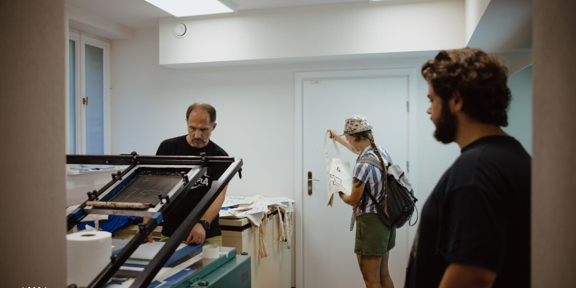 przedstawia trzy osoby w pracowni