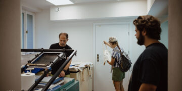 przedstawia trzy osoby w pracowni