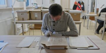 osoba przeglądająca dokumenty